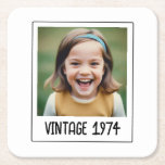 Vintage Milestone Birthday Photo Keepsak Underlägg Papper Kvadrat<br><div class="desc">Fira i stil med Vintagen Milestone Birthday Photo Keepie Square Papper Underlägg. De här underläggen har en charmerande vintage och kan vara personlig med favoritfoto- och födelsedagskalender. På så sätt får du en personlig beröring till firande. De är tillverkade av högkvalitativ, absorberande papper och skyddar yta samtidigt som de förbättrar...</div>
