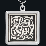 Vintage Monogram C Art nouveau Brev Silverpläterat Halsband<br><div class="desc">Art nouveau Brev - Monogram från rörelsen Arts & Crafts Denna brev C är ett robust monogram C omgivet av ett handdraget vinrankat mönster,  som första gången publicerades 1901 i konst- och hantverksrörelsen stil i art nouveau mönster.</div>