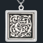 Vintage Monogram C Art nouveau Brev Silverpläterat Halsband<br><div class="desc">Art nouveau Brev - Monogram från rörelsen Arts & Crafts Denna brev C är ett robust monogram C omgivet av ett handdraget vinrankat mönster,  som första gången publicerades 1901 i konst- och hantverksrörelsen stil i art nouveau mönster.</div>