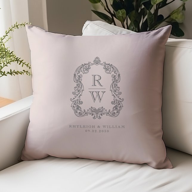 Vintage Monogram Crest Names Blush Pink Wedding Kudde (Skapare uppladdad)