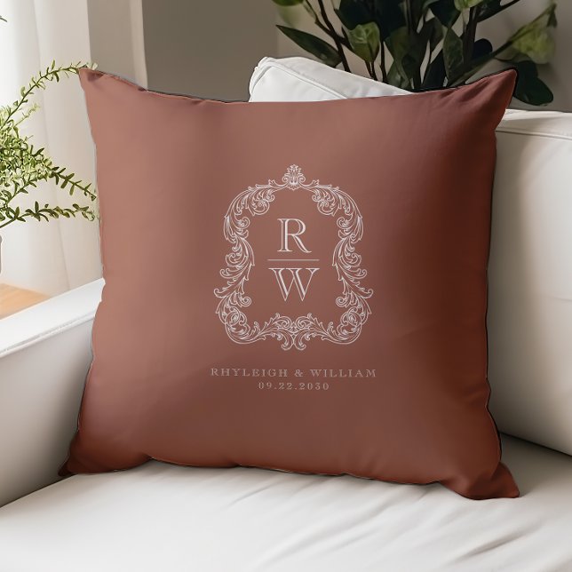 Vintage Monogram Crest Namn Terracotta Bröllop Kudde (Skapare uppladdad)