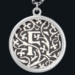 Vintage Monogram F Art nouveau Brev Silverpläterat Halsband<br><div class="desc">Art nouveau Brev - Monogram från rörelsen för konst och hantverk Denna brev är ett underbart, robust monogram som skapades 1901 och som publicerades i en uppsättning bokar. Monogrammet F är omgivet av ett underbart, handritat mönster, i hög grad i stil i mönster i art nouveau i stil vid den...</div>