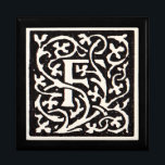 Vintage Monogram F Art nouveau Brev Smyckeskrin<br><div class="desc">Art nouveau Brev - Monogram från rörelsen för konst och hantverk Denna brev är ett underbart, robust monogram som skapades 1901 och som publicerades i en uppsättning bokar. Monogrammet F är omgivet av ett underbart, handritat mönster, i hög grad i stil i mönster i art nouveau i stil vid den...</div>