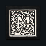 Vintage Monogram M Art nouveau Brev Minnesask<br><div class="desc">Art nouveau Brev - Monogram från rörelsen för konst och hantverk Denna brev M är ett underbart muggelmonogram M som skapades 1901 och som publicerades i en uppsättning bokar. Monogrammet M är omgivet av ett underbart, handritat mönster, i hög grad stil i art nouveau mönster i stil vid den tidpunkten,...</div>