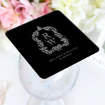 Vintage Monogram Vapensköld Namn Black White Bröll Underlägg Papper Kvadrat<br><div class="desc">Den här eleganten har en ornerad,  snabbt vintage-inspirerad vapensköld av acanthus löv som ramar in två monogram initialer i ett öppet serif-teckensnitt,  staplas lodrätt och separeras med en tunn vågrät. Lägg till parets datum namn och bröllop nedan. Utformningen och texten är vita på en svart bakgrund.</div>