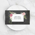 Vintage Motif för modern Blommigt på kalkbordsdesi Visitkort<br><div class="desc">Ditt namn eller ditt företag namn är elegant utformat med ett motiv för blommigten av vintagar i en modern formatering som är inställd på en svart bakgrundsbild av krita. Denna utformning ingår i en rad samordnande kontorsmateriel. Köp matchande papper, bindemedel, etiketter och annat i vår butik: zazzle.com/1201am. Om du vill...</div>