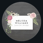 Vintage Motif för modern Blommigt på kalkkort Runt Klistermärke<br><div class="desc">Koordinerar med Vintagen Modern Blommigt Motif på visitkortsmallen Chalkboard Designer till 1 201.00. Ditt namn eller ditt företag namn är elegant utformat med en vintage blommigt motiv i en modern stil på dessa personliger. Ställ in på en svart bakgrund i kontrollpanelen. Underbar till användan för att lägga till ditt varumärke...</div>