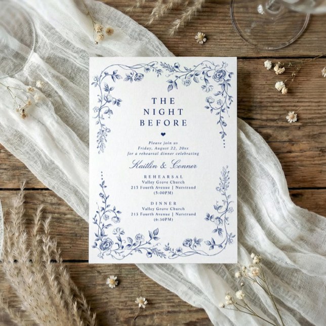 Vintage Navyblå Fransk Blommig Övningsmiddag Inbjudningar (Navy blue French floral rehearsal dinner invitation featuring a Victorian toile de jouy border.)