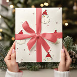 Vintage Neutralt - Snögubbar med Red Hat Presentpapper<br><div class="desc">Backa dina helgdag i mysigt nostalgi med den här Snögubbarna Vintage Jul Wrapping Papper, med charmerande snögubbar i rött hattar i neutraltens bakgrund. Den här klassiska designen ger en aning varm vintage till vilken present som helst, skapar perfekt för ett tidlöst julutseende. Detta papper är idealiskt för familjemöten eller helgdag...</div>