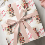 Vintage Nutcracker & God jul Presentpapper<br><div class="desc">En soldat från vintage-stil Nutcracker, som är ansvarig för sin klassiska attityd, står högt och håller i God jul. Riken, det varma färg och de invecklade detaljerna ger upphov till en känsla av yuletidnostalgi, skapar det som en perfekt för dem som uppskattar den klassiska helgdag. Må julhelgen fyllas med glädje,...</div>