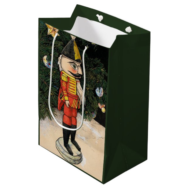 Vintage Nutcracker under Julgran (Framsidan Vinklad)