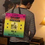 Vintage Ombre-konsert Poster med Photo Anpassnings Tygkasse<br><div class="desc">Firar musiker med den här roligtens anpassningsbar i väskan. Det är redo att vara personlig med namn, anpassningsbar och foto. Påsen ligger stil i en vintage konsert poster. Fet svart text ställs in mot en magenta, gult och cyan ombre-tonad bakgrund. Ett fyrkantigt svart och vitt foto fungerar bäst. Observera att...</div>