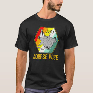 Vintage Opossum Gör Corpse Yoga För Yoga T Shirt
