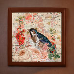 Vintage Orange Blue Blommigt Bird Musical Ephemera Minnesask<br><div class="desc">Den här designen har vintage ephemera - eller objekt som fångar ett passerande ögonblick i tiden - av en songfågel med mörk blått färgad med orange, blommor och krämblommor, mot en musikalisk bakgrund. Detta kollage är en färgstark påminnelse om att njuta av vackra föremål och ögonblick när de är kom,...</div>