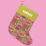 Vintage Ord Collage 1970-talet Stil Personlig Stor Julstrumpa<br><div class="desc">Lägg till lite glädje i julklapparna med den här mönstrade djurhållningen med en kollage av julhälsningar och ord i en 70-tal stil färg palett med rosa,  orange,  rött,  grönt och kalkgrönt. Ditt namn visas högst upp i den vita texten i stil i citatet mot en grön kalkbakgrund.</div>