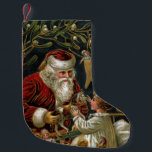 Vintage Pappa jul Ge gåvor till barn Liten Julstrumpa<br><div class="desc">Elegant och tidlös traditionell julkonst med leende ge julklappar till ett barn i sängen med boskap hängande i närheten och mistletokonst. Konsten förskönas med guld högdagrar.</div>