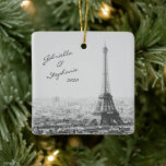 Vintage Paris Eiffel Torn Black White Photo Namn Julgransprydnad Keramik<br><div class="desc">Detta vackra prydnadsföremål har en vintage i fågel-öga som visar svart och vitt på Eiffel Torn och Paris Frankrike. Anpassa den med ditt/dina namn. Underbar presentidé!</div>