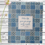 Vintage Patchwork Print Dusty Blues Jigszle Puzzle Pussel<br><div class="desc">Anpassa det här lapptäcket i vintage stil med din egen text till en unik gåva. Skapat i skuggor av mörk denim och ljusare dammiga blyfärger och små vita blommigtar för att få ett strålande utseende med faux zig-zag-stygn. Söt plagg för kylskåp,  sömnmedel eller någon som smakar på bra-pussel.</div>