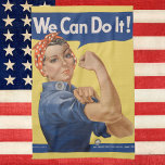 Vintage Patriotic Rosie Riveter, vi kan göra det! Kökshandduk<br><div class="desc">Vintagen illustrerar patriotismens utformning med ett dam som sedan dess har blivit känt som Rosie the Riveter. "Vi kan göra det!" är ett amerikanskt Världskrig II-poster som  en inspirerande bild för att öka den kvinnliga arbetarmoralen.</div>