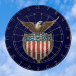 Vintage Patriotism, Proud Eagle över amerikansk Fl Darttavla<br><div class="desc">Vintagen illustrerar den stolta patriotiska utformningen av helgdag från juli som omfattar ett örn och en sköld med det amerikanska Flagga, stars och stripes. Visa er patriotism och ert pride för Förenta staterna med frihetssymboler och vår underbara nation. Perfekt för att fira hjältarna på veterandagen, minnesdagen eller Independence day den...</div>