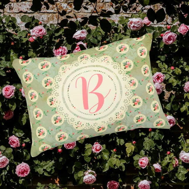 Vintage personlig rosduk grön damast prydnadskudde (Add someone's  monogram to this faded roses antique doily pillow.)