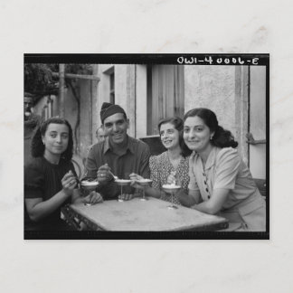 Vintage photo of people eating ice cream vykort