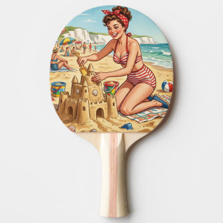 Vintage Pin Up Flicka som bygger sandslott Pingisracket