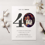 Vintage Play 40:e födelsedagsinbjudan om foto Inbjudningar<br><div class="desc">Den här inbjudan till 40-årsdagarsfest på vintagen är perfekt för minnesutrymmet på födelsedagen. Byt ut fotot mot ett av dina egna barndomsfoton och anpassa texten efter dina önskemål. Ålder kan redigeras, annars checkas vår samling ut för andra åldrar. Kortets baksida är en struktur till behålla som överensstämmer med vintagens känsla...</div>