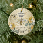Vintage Queen Bee Gult Blommigt Monogram Initial Julgransprydnad Keramik<br><div class="desc">Den här vintagen kallas för prydnad under hela året för en bidrottning med honungsbin och royal krona med guldgul ros som bakgrund. Anpassa med ett monogram i svart skripttypografi. Designad av världsberömd konstnär ©Tim Coffey.</div>