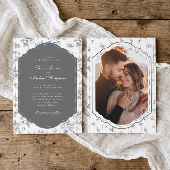Vintage ram grå fransk toile foto bröllop inbjudningar (Vintage silver gray French floral photo wedding invitation with scalloped frame)