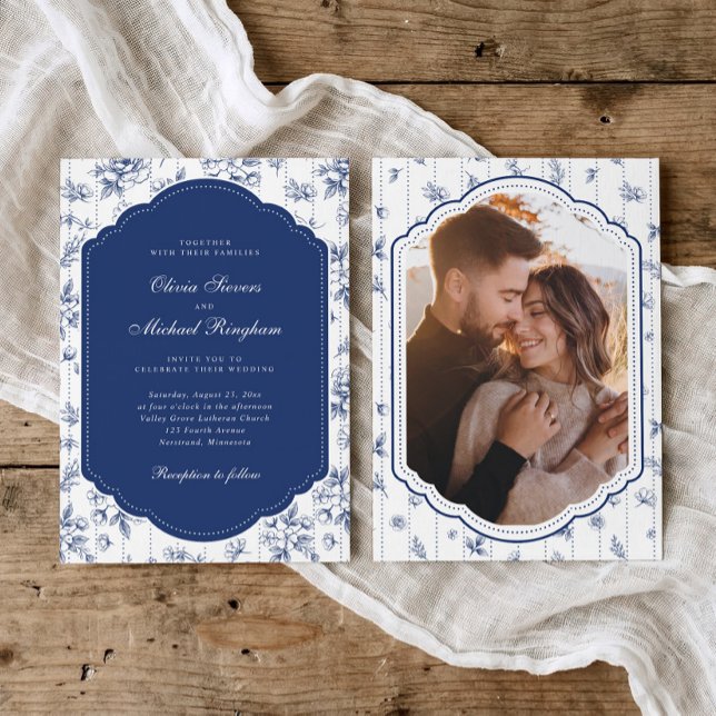 Vintage ram navyblå fransk toile foto bröllop inbjudningar (Vintage navy French floral photo wedding invitation with scalloped frame and engagement photo)