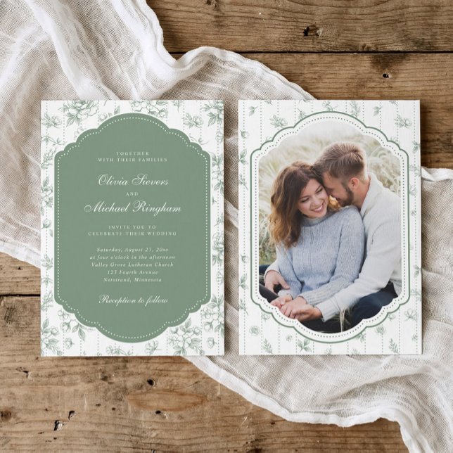 Vintage Ram Sagegrön Toile Foto Bröllop Inbjudningar (Sage green French toile photo wedding invitation with scalloped frame and vintage florals.)