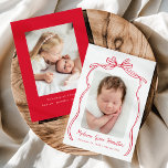 Vintage Red Bow 2 Photo Birth Meddelande<br><div class="desc">Fira din lilla ankomst med vår elegant Vintage Red Bow-födelseanmälan. Visa din nyfödds foto med en charmerande röd båge, med din baby namn i ett vackert handskrivet rödskript. Under kan du lägga till födelsedetaljer som vikt, längd och datum. Baksidan ger utrymme för ett foto från extra och ett personlig till...</div>