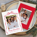 Vintage Red Bow God jul 2 Photo Julkort<br><div class="desc">Fira julhelgen med det här charmerande julkortet som ger din familjs foto inramat av en festive Red bow och ribbon på en skarp vit bakgrund. "God jul" är elegant skrivet i ett charmigt, handskrivet skript, med utrymme att anpassa din familj namn nedan. Kortets baksida visar ytterligare ett foto mot en...</div>
