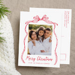 Vintage Red Bow God jul Photo Helg Vykort<br><div class="desc">Fira julhelgen med det här charmerande julkortet som innehåller din familjs foto med en fin röd båge och ett band på en skarp vit bakgrund. "God jul" är elegant skrivet i ett charmigt, handskrivet skript, med utrymme att anpassa din familj namn nedan. Baksidan av vykortet visningar din returadress och ditt...</div>