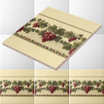 Vintage Red Graps on Grapevine Frieze Mönster Kakelplatta<br><div class="desc">Detta är ett digitalt utökat tryck av en antika 1900 röda druvor på vindruvspressen gräns mönster. Du kan anpassa bakgrunden till färg.</div>