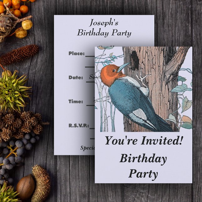 Vintage Red Head Woodpecker Träd Inbjudningar (Red headed blue woodpecker on tree on light blue Birthday party invitations.)