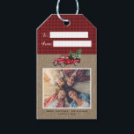 Vintage Red jul Lastbil Träd 2 Photo Gift Märkre Presentetikett<br><div class="desc">Vintage Red Lastbil Träd 2 Photo Gift Märkre - Den vackra julklisterlappen innehåller 2 av dina favoritfoton,  en röd årgång i lastbil,  med två nyklippta Julgranar. Redigerbar text läser God jul med din familj namn och år. Designad av Beverly Bainbridge Magnolia & Thistle</div>