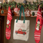 Vintage Red Lastbil| Familjens julmonogram Tygkasse<br><div class="desc">Fira säsongen med den här familjetripsen med en vintage röd lastbil och Julgran. Anpassa till din familj namn för att göra det till din egen unika julpåse. Perfekt för familjejulklappar, julfester med mera. Roligt, festen med en vintage vibe - den sprider säkert helgdag under hela säsongen. Lägg till anpassningsbarnas ordalydelse...</div>