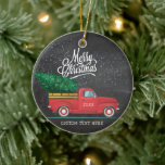 Vintage Red Lastbil God jul Anpassningsbar Text År Julgransprydnad Keramik<br><div class="desc">Vintagen känner sig som en prydnad vid jul med ett rött lastbil som bär Julgran och snö faller försiktigt från himlar nattetid. Texten läser God jul - lägg också till din egen anpassningsbar (namn,  monogram osv.) och innevarande år.</div>