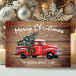 Vintage Red Lastbil God jul Rustic Wood Julkort<br><div class="desc">Skicka ett unikt anpassat kort för fotohälsning i rustik helgdag till din familj och dina vänner som de kommer att kärlek. Den här utformningen har en röd vintage pickupare lastbil som bär Julgran i baksidan på ett glatt vätt trä ovanför lastbil i en vit, skrift-typografi med bokstäver med texten "God...</div>