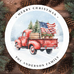 Vintage Red Lastbil Patriotic Flagga God jul Runt Klistermärke<br><div class="desc">Vintage Röda julkort i Lastbil firar Helgdagarna med Patriotic Charm Spread-glädjen och hyllar den här julhelgen med våra Vintage Röda Lastbil-julkort. De här korten har en lysande röd lastbil som är försedd med ett Julgran i ryggen, mot en pikturesk med jordbruksbostad. Denna härliga scen kompletteras av patriotiska beröringspunkter, däribland en...</div>