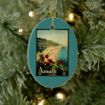 Vintage resor, Amalfi Italienska Kusten Beach Julgransprydnad Keramik<br><div class="desc">Vintage illustrerar EU:s reseaffisch eller bagageetikett från Amalfi kusten i Italien med det vackra blåa Medelhavet,  de berömd branta klipporna från Amalfi och vissa rödgeranblommor i förgrunden. Texten läser Amalfi Italia.</div>