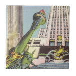 Vintage resor, Berömd New York City Landmarks Kakelplatta<br><div class="desc">Vintage illustration USA:s reseaffisch eller bagageetikett,  Hälsning från New York,  med berömd av landmärkena för Empire state Byggnad,  Rockefeller Center och Frihetsgudinnan (Dam Liberty) som håller i lampan.</div>
