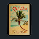 Vintage resor för Key West Florida palmträdstrand Magnet<br><div class="desc">Key West Florida design i vintage resorstil som presenterar en palmträd på stranden med hav och himmel.</div>