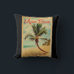 Vintage resor för Miami Beach Florida Kudde<br><div class="desc">Miami Beach Florida design i vintage resorstil som presenterar en palmträd på stranden med hav och himmel.</div>