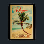 Vintage resor för Miami Florida palmträdstrand Magnet<br><div class="desc">Miami Florida design i vintage resorstil som presenterar en palmträd på stranden med hav och himmel.</div>