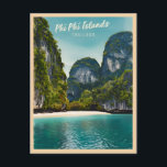 Vintage resor Phi Phi-öarna Thailand Retro Vykort<br><div class="desc">Upptäck den förtjusande skönheten hos Thailands Phi Phi-öar med denna unika återresa inspirerad av design. Infekt med nostalgiska vibes och vintage charm fångar biet den ikoniska turkosen vatten,  kalkklippor och pristinvita sandstränder från Phi Phi-öarna i en refleestetisk påminnelse om klassisk resor affischer från gårdagens lopp.</div>