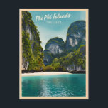 Vintage resor Phi Phi-öarna Thailand Retro Vykort<br><div class="desc">Upptäck den förtjusande skönheten hos Thailands Phi Phi-öar med denna unika återresa inspirerad av design. Infekt med nostalgiska vibes och vintage charm fångar biet den ikoniska turkosen vatten,  kalkklippor och pristinvita sandstränder från Phi Phi-öarna i en refleestetisk påminnelse om klassisk resor affischer från gårdagens lopp.</div>