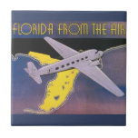 Vintage resor Poster, Florida från Luft flygplan Kakelplatta<br><div class="desc">Vintage illustration Förenta staternas reseaffisch eller bagageetikett från Florida med en propeller flygplan som flyger i himlar över delstaten Florida kusten,  havs- och berömd stränder. Florida från luft!</div>